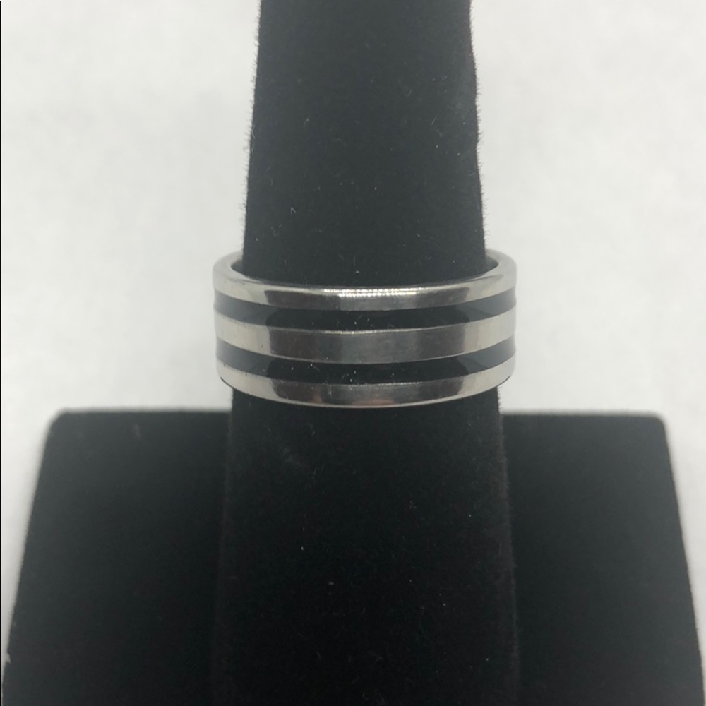 Men’s ring.